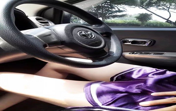 Lucu Crossdesser Cum Di Dalam Mengkilap Satin Pendek